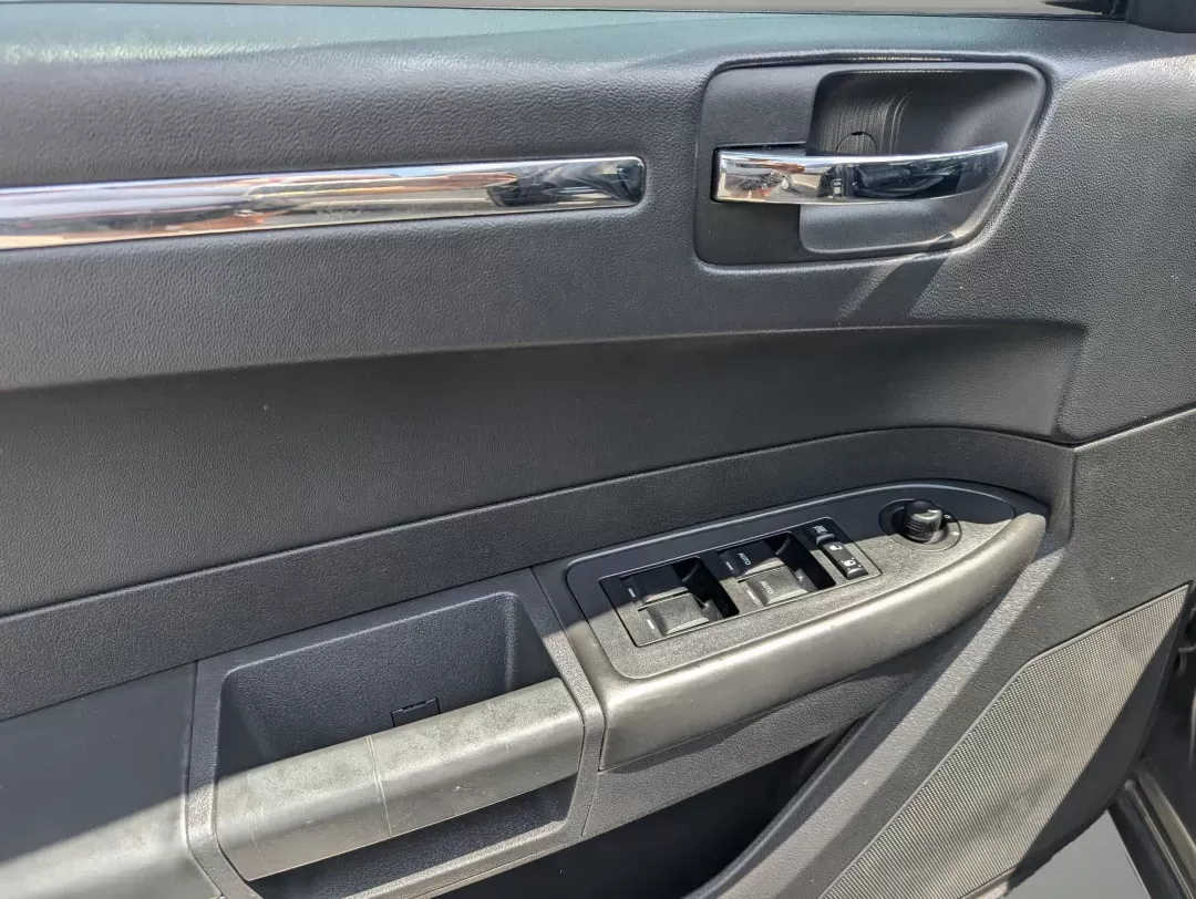 2009 /Dark slate gray Chrysler 300 Touring (2C3KA53V69H) with an Gas V6 3.5L/214 engine, 4-Speed Automatic transmission, located at 3959 U.S. 80 W, Phenix City, AL, 36870, (334) 297-4885, 32.469296, -85.135185 - 2009 Chrysler 300 Touring - Photo#8