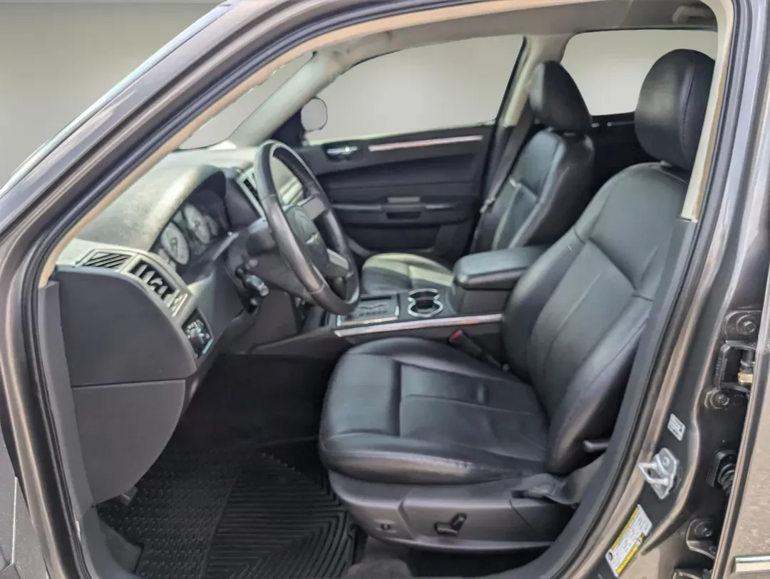 2009 /Dark slate gray Chrysler 300 Touring (2C3KA53V69H) with an Gas V6 3.5L/214 engine, 4-Speed Automatic transmission, located at 3959 U.S. 80 W, Phenix City, AL, 36870, (334) 297-4885, 32.469296, -85.135185 - 2009 Chrysler 300 Touring - Photo#9