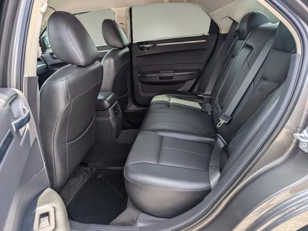 2009 /Dark slate gray Chrysler 300 Touring (2C3KA53V69H) with an Gas V6 3.5L/214 engine, 4-Speed Automatic transmission, located at 3959 U.S. 80 W, Phenix City, AL, 36870, (334) 297-4885, 32.469296, -85.135185 - 2009 Chrysler 300 Touring - Photo#10