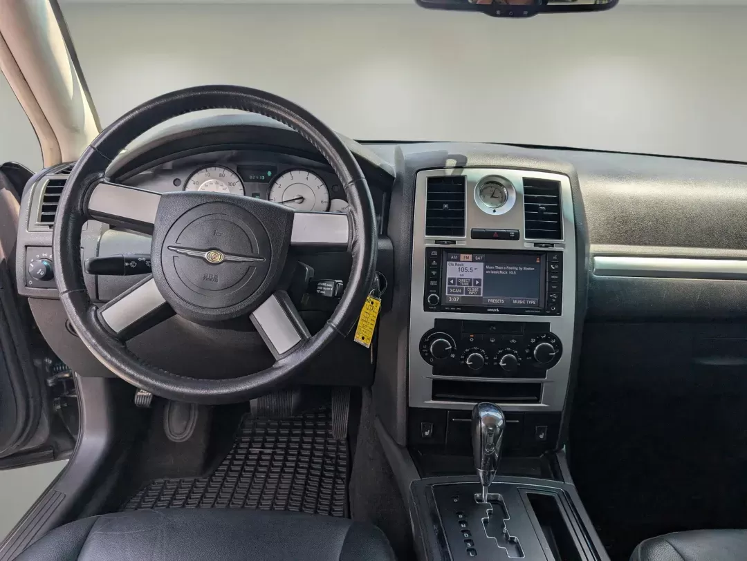 2009 /Dark slate gray Chrysler 300 Touring (2C3KA53V69H) with an Gas V6 3.5L/214 engine, 4-Speed Automatic transmission, located at 3959 U.S. 80 W, Phenix City, AL, 36870, (334) 297-4885, 32.469296, -85.135185 - 2009 Chrysler 300 Touring - Photo#11