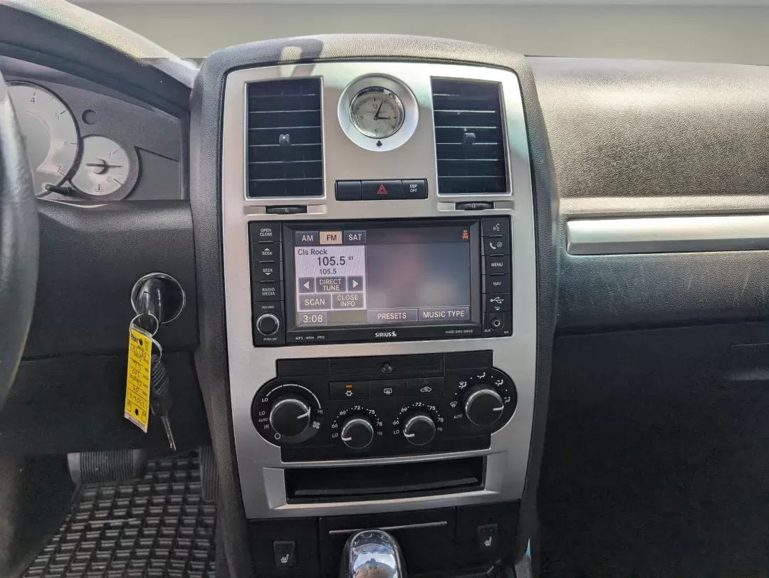2009 /Dark slate gray Chrysler 300 Touring (2C3KA53V69H) with an Gas V6 3.5L/214 engine, 4-Speed Automatic transmission, located at 3959 U.S. 80 W, Phenix City, AL, 36870, (334) 297-4885, 32.469296, -85.135185 - 2009 Chrysler 300 Touring - Photo#14