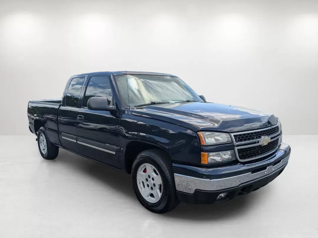 2006 /Dark Charcoal Chevrolet Silverado 1500 LT1 (1GCEC19V06Z) with an Gas V8 4.8L/293 engine, 4-Speed Automatic w/OD transmission, located at 3959 U.S. 80 W, Phenix City, AL, 36870, (334) 297-4885, 32.469296, -85.135185 - 2006 Chevrolet Silverado 1500 LT1 - Photo#2