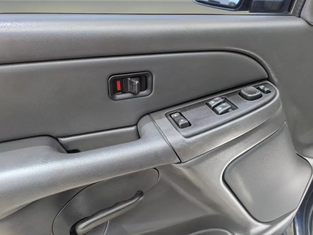 2006 /Dark Charcoal Chevrolet Silverado 1500 LT1 (1GCEC19V06Z) with an Gas V8 4.8L/293 engine, 4-Speed Automatic w/OD transmission, located at 3959 U.S. 80 W, Phenix City, AL, 36870, (334) 297-4885, 32.469296, -85.135185 - 2006 Chevrolet Silverado 1500 LT1 - Photo#8