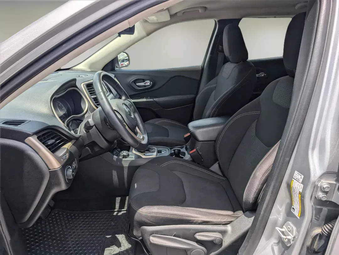 2015 /Black Jeep Cherokee Latitude (1C4PJMCS0FW) with an Regular Unleaded V-6 3.2 L/198 engine, 9-Speed Automatic w/OD transmission, located at 3959 U.S. 80 W, Phenix City, AL, 36870, (334) 297-4885, 32.469296, -85.135185 - 2015 Jeep Cherokee Latitude - Photo#9