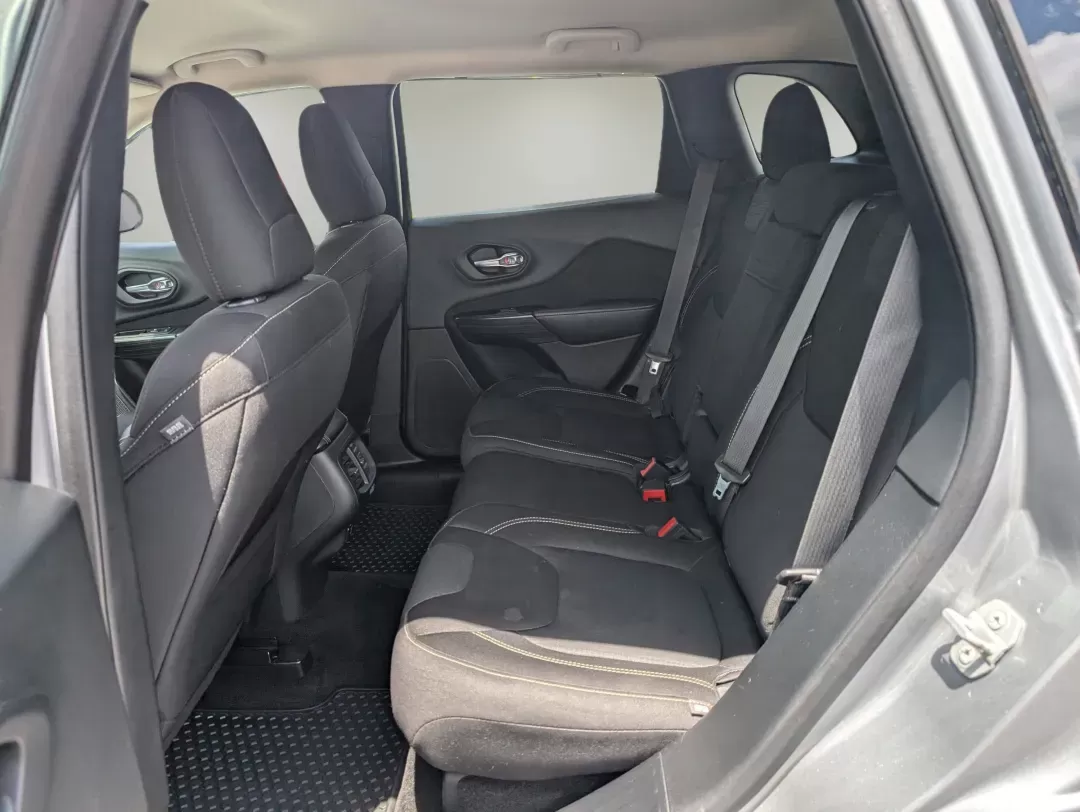 2015 /Black Jeep Cherokee Latitude (1C4PJMCS0FW) with an Regular Unleaded V-6 3.2 L/198 engine, 9-Speed Automatic w/OD transmission, located at 3959 U.S. 80 W, Phenix City, AL, 36870, (334) 297-4885, 32.469296, -85.135185 - 2015 Jeep Cherokee Latitude - Photo#10