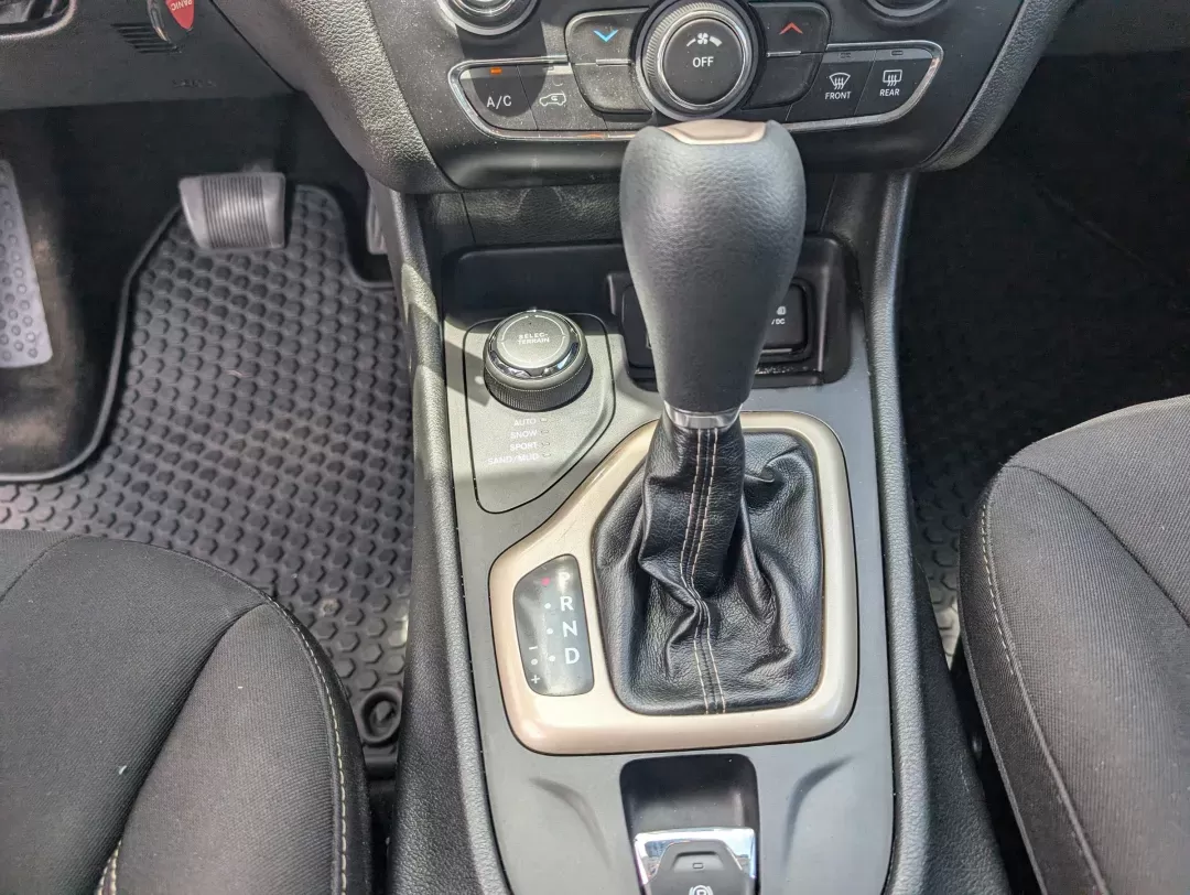 2015 /Black Jeep Cherokee Latitude (1C4PJMCS0FW) with an Regular Unleaded V-6 3.2 L/198 engine, 9-Speed Automatic w/OD transmission, located at 3959 U.S. 80 W, Phenix City, AL, 36870, (334) 297-4885, 32.469296, -85.135185 - 2015 Jeep Cherokee Latitude - Photo#12