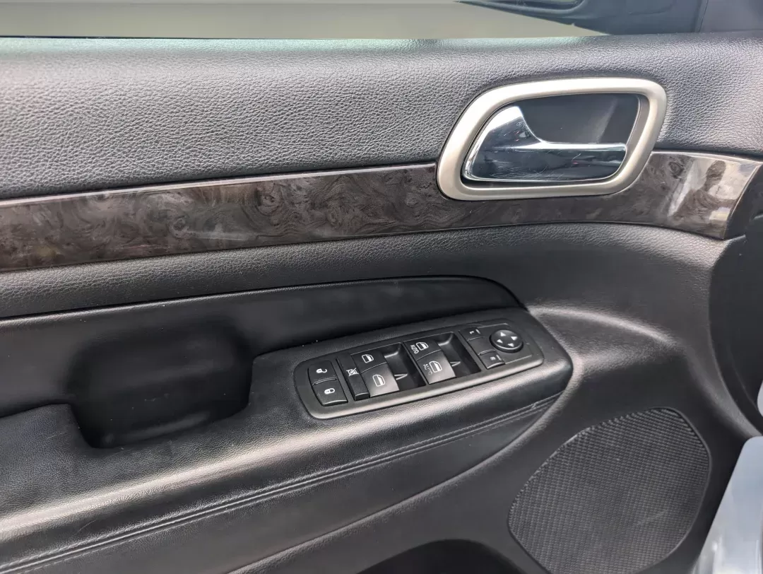 2013 /Black Jeep Grand Cherokee Laredo (1C4RJEAG2DC) with an Gas/Ethanol V6 3.6L/220 engine, 5-Speed Automatic transmission, located at 3959 U.S. 80 W, Phenix City, AL, 36870, (334) 297-4885, 32.469296, -85.135185 - 2013 Jeep Grand Cherokee Laredo - Photo#8
