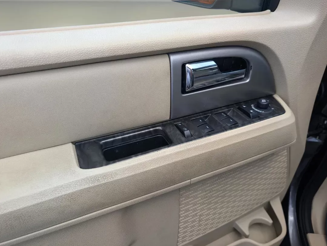2017 Ford Expedition Limited (1FMJU1KT5HE) with an Twin Turbo Regular Unleaded V-6 3.5 L/213 engine, 6-Speed Automatic w/OD transmission, located at 3959 U.S. 80 W, Phenix City, AL, 36870, (334) 297-4885, 32.469296, -85.135185 - 2017 Ford Expedition Limited - Photo#8