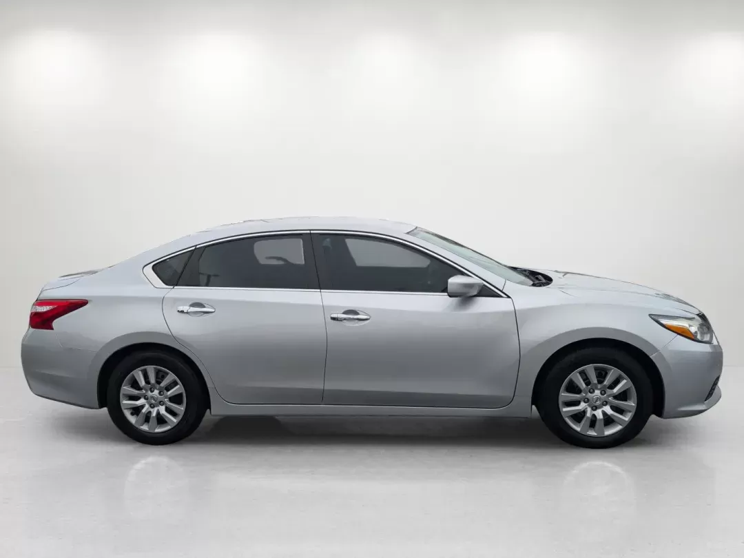 2017 /Charcoal Nissan Altima 2.5 S (1N4AL3AP3HN) with an Regular Unleaded I-4 2.5 L/152 engine, 1-Speed CVT w/OD transmission, located at 3959 U.S. 80 W, Phenix City, AL, 36870, (334) 297-4885, 32.469296, -85.135185 - 2017 Nissan Altima 2.5 S - Photo#3