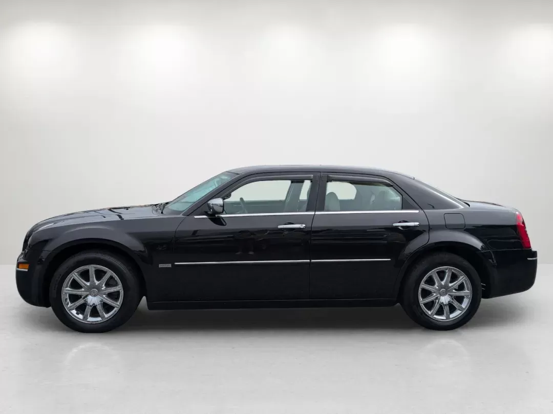 2010 /Dark Khaki/Light Gray Stone Chrysler 300 Touring Signature (2C3CA5CV4AH) with an Gas V6 3.5L/215 engine, 4-Speed Automatic transmission, located at 3959 U.S. 80 W, Phenix City, AL, 36870, (334) 297-4885, 32.469296, -85.135185 - 2010 Chrysler 300 Touring Signature - Photo#7