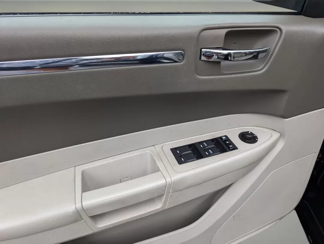 2010 /Dark Khaki/Light Gray Stone Chrysler 300 Touring Signature (2C3CA5CV4AH) with an Gas V6 3.5L/215 engine, 4-Speed Automatic transmission, located at 3959 U.S. 80 W, Phenix City, AL, 36870, (334) 297-4885, 32.469296, -85.135185 - 2010 Chrysler 300 Touring Signature - Photo#8