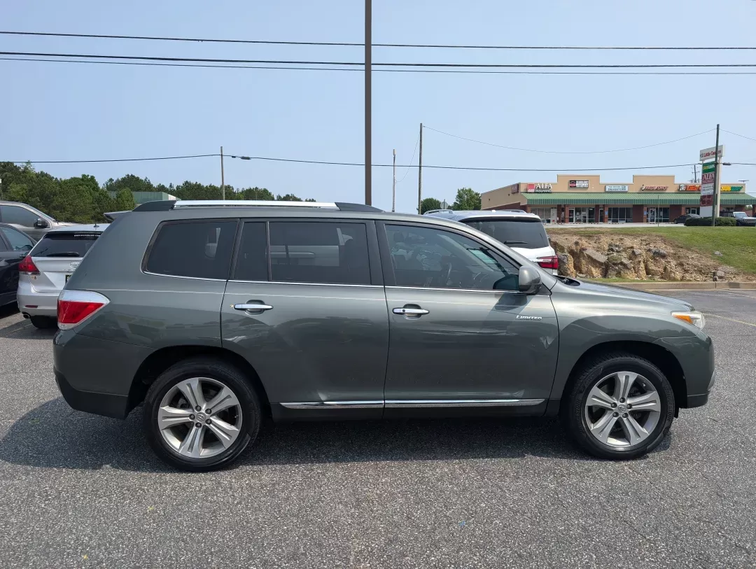 2013 Toyota Highlander Limited (5TDYK3EH3DS) with an Gas V6 3.5L/211 engine, 5-Speed Automatic w/Manual Shift transmission, located at 3959 U.S. 80 W, Phenix City, AL, 36870, (334) 297-4885, 32.469296, -85.135185 - 2013 Toyota Highlander Limited - Photo#3