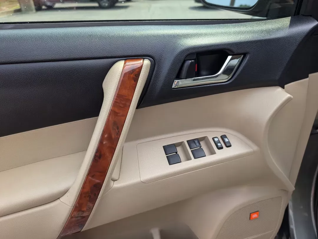 2013 Toyota Highlander Limited (5TDYK3EH3DS) with an Gas V6 3.5L/211 engine, 5-Speed Automatic w/Manual Shift transmission, located at 3959 U.S. 80 W, Phenix City, AL, 36870, (334) 297-4885, 32.469296, -85.135185 - 2013 Toyota Highlander Limited - Photo#8
