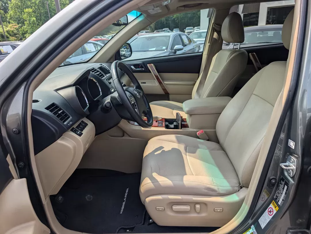 2013 Toyota Highlander Limited (5TDYK3EH3DS) with an Gas V6 3.5L/211 engine, 5-Speed Automatic w/Manual Shift transmission, located at 3959 U.S. 80 W, Phenix City, AL, 36870, (334) 297-4885, 32.469296, -85.135185 - 2013 Toyota Highlander Limited - Photo#9