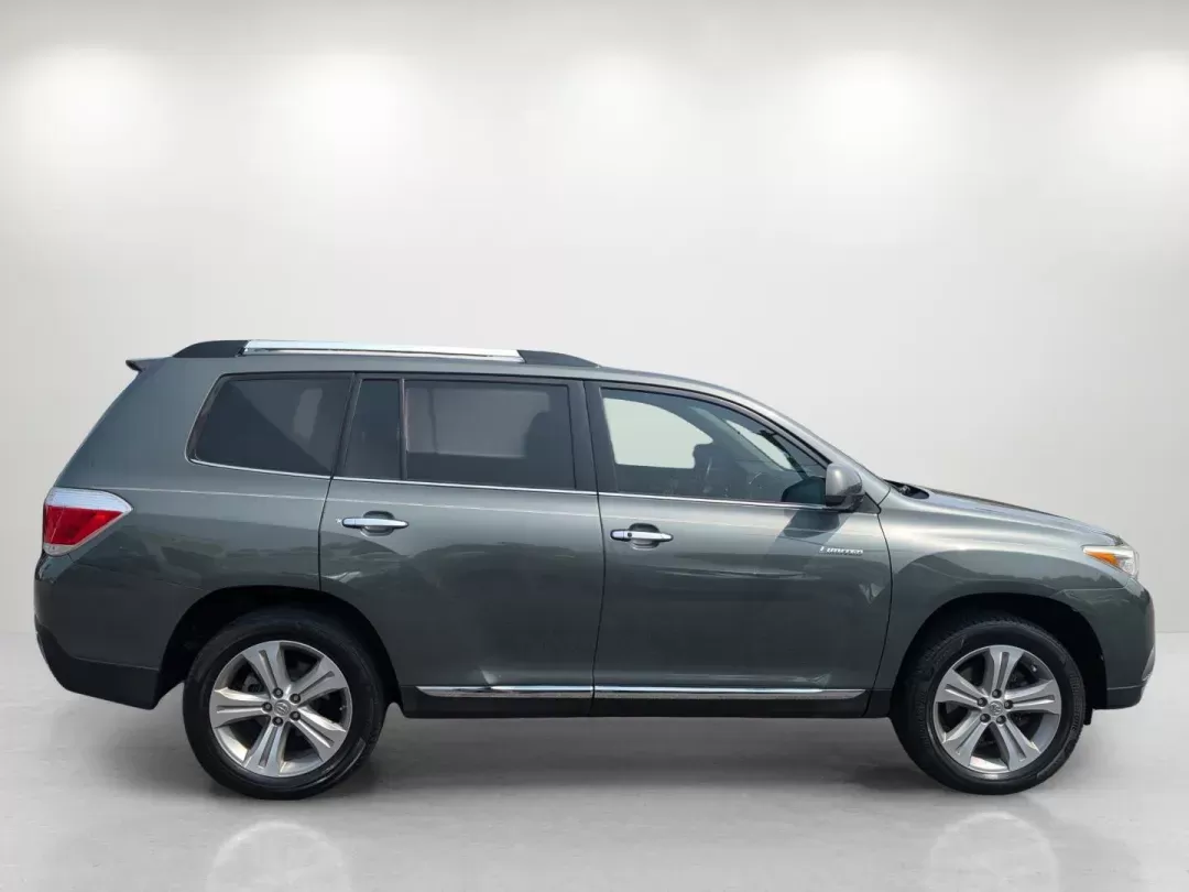 2013 Toyota Highlander Limited (5TDYK3EH3DS) with an Gas V6 3.5L/211 engine, 5-Speed Automatic w/Manual Shift transmission, located at 3959 U.S. 80 W, Phenix City, AL, 36870, (334) 297-4885, 32.469296, -85.135185 - 2013 Toyota Highlander Limited - Photo#4