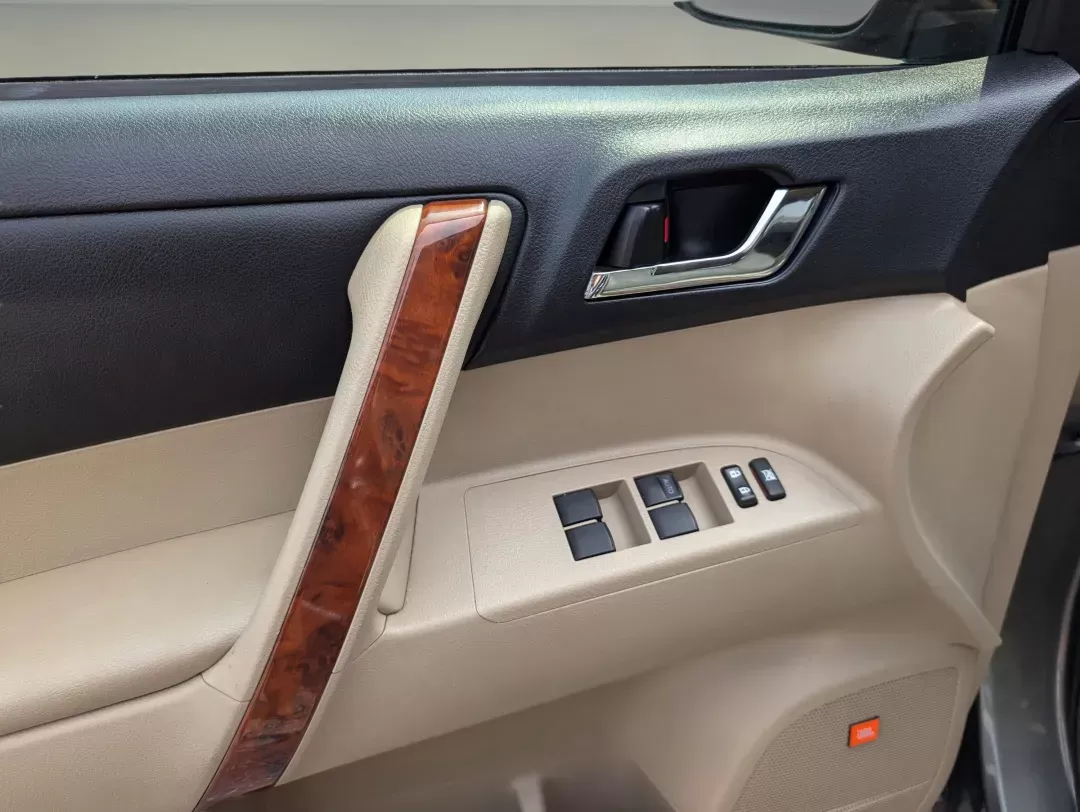 2013 Toyota Highlander Limited (5TDYK3EH3DS) with an Gas V6 3.5L/211 engine, 5-Speed Automatic w/Manual Shift transmission, located at 3959 U.S. 80 W, Phenix City, AL, 36870, (334) 297-4885, 32.469296, -85.135185 - 2013 Toyota Highlander Limited - Photo#9