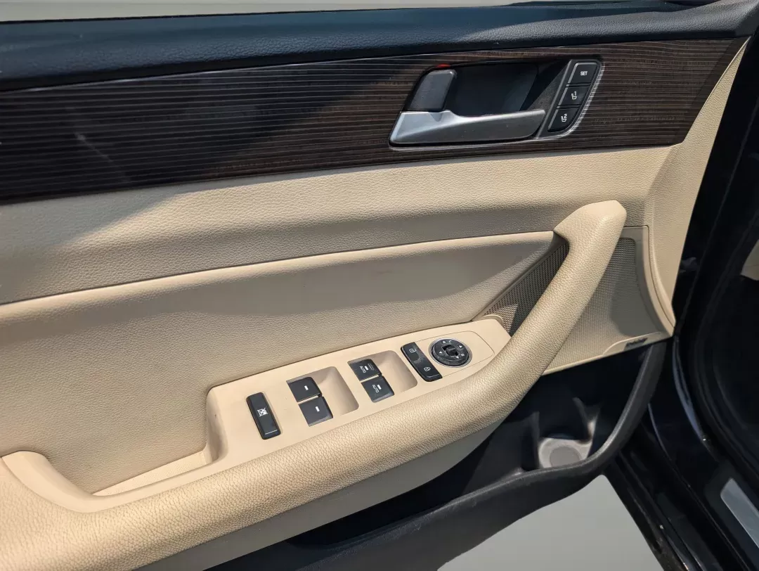 2019 /Beige Hyundai Sonata Limited (5NPE34AF6KH) with an Regular Unleaded I-4 2.4 L/144 engine, 6-Speed Automatic w/OD transmission, located at 3959 U.S. 80 W, Phenix City, AL, 36870, (334) 297-4885, 32.469296, -85.135185 - 2019 Hyundai Sonata Limited - Photo#9