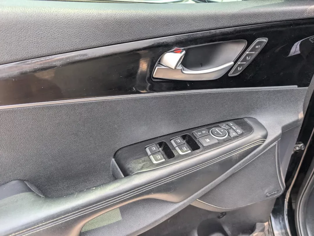 2016 /Satin Black Kia Sorento SXL (5XYPK4A18GG) with an Intercooled Turbo Regular Unleaded I-4 2.0 L/122 engine, 6-Speed Automatic w/OD transmission, located at 804 22nd Ave, Phenix City, AL, 36870, (334) 297-1860, 32.484749, -85.024475 - 2016 Kia Sorento SXL - Photo#8