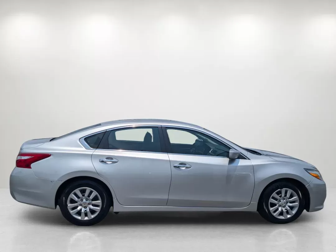 2016 Nissan Altima 2.5 (1N4AL3AP1GC) with an Regular Unleaded I-4 2.5 L/152 engine, 1-Speed CVT w/OD transmission, located at 3959 U.S. 80 W, Phenix City, AL, 36870, (334) 297-4885, 32.469296, -85.135185 - 2016 Nissan Altima 2.5 - Photo#4