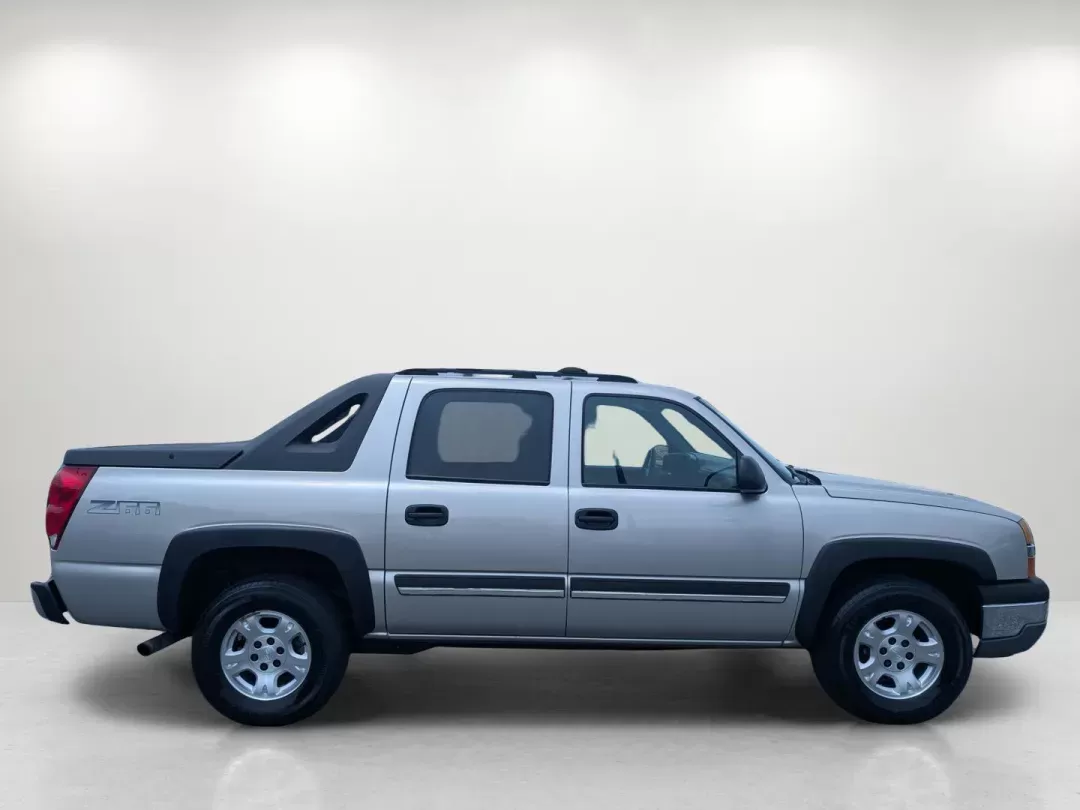 2004 /Dark Charcoal Chevrolet Avalanche Z66 (3GNEC12T54G) with an Gas V8 5.3L/327 engine, 4-Speed Automatic w/OD transmission, located at 3959 U.S. 80 W, Phenix City, AL, 36870, (334) 297-4885, 32.469296, -85.135185 - 2004 Chevrolet Avalanche Z66 - Photo#4