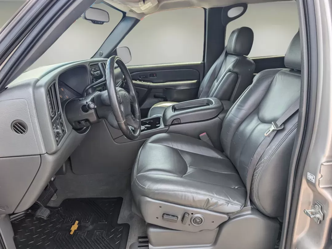 2004 /Dark Charcoal Chevrolet Avalanche Z66 (3GNEC12T54G) with an Gas V8 5.3L/327 engine, 4-Speed Automatic w/OD transmission, located at 3959 U.S. 80 W, Phenix City, AL, 36870, (334) 297-4885, 32.469296, -85.135185 - 2004 Chevrolet Avalanche Z66 - Photo#10