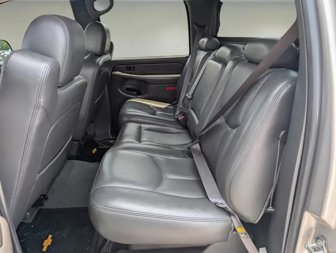 2004 /Dark Charcoal Chevrolet Avalanche Z66 (3GNEC12T54G) with an Gas V8 5.3L/327 engine, 4-Speed Automatic w/OD transmission, located at 3959 U.S. 80 W, Phenix City, AL, 36870, (334) 297-4885, 32.469296, -85.135185 - 2004 Chevrolet Avalanche Z66 - Photo#11