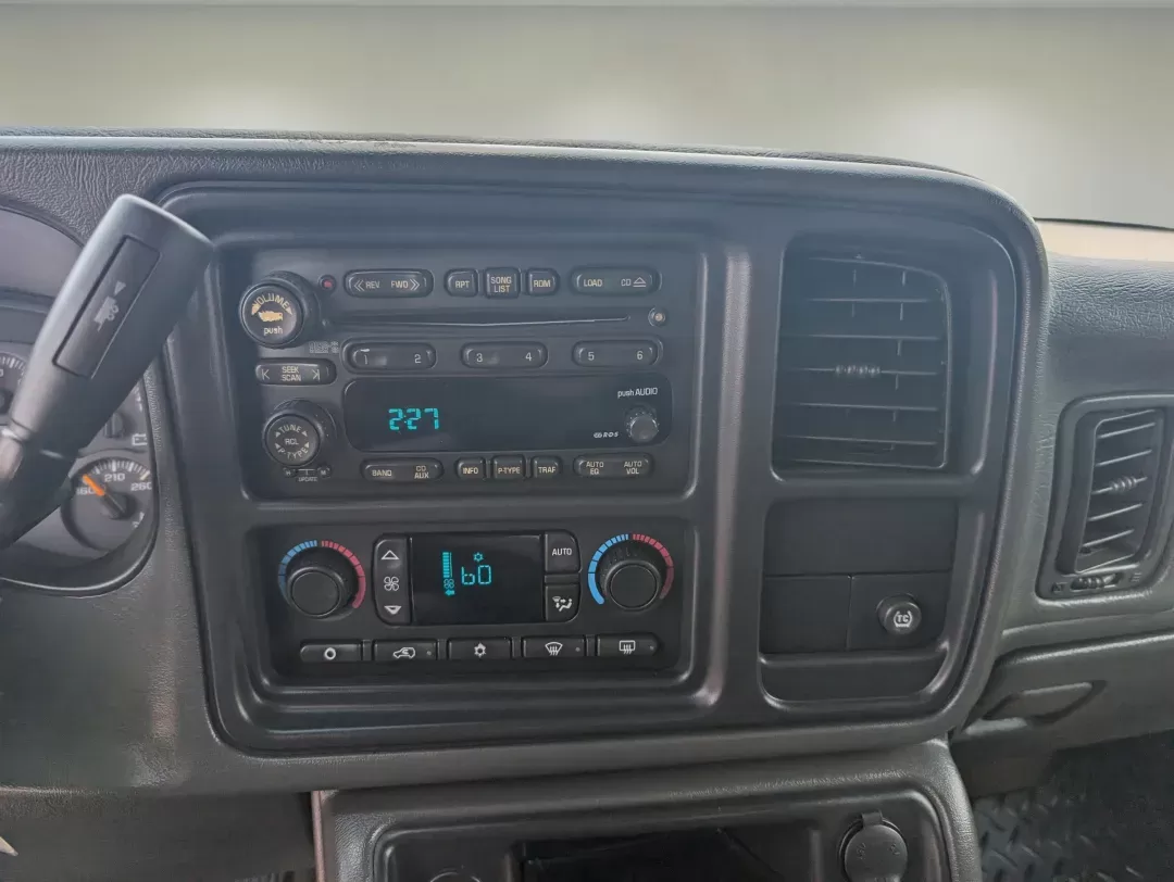 2004 /Dark Charcoal Chevrolet Avalanche Z66 (3GNEC12T54G) with an Gas V8 5.3L/327 engine, 4-Speed Automatic w/OD transmission, located at 3959 U.S. 80 W, Phenix City, AL, 36870, (334) 297-4885, 32.469296, -85.135185 - 2004 Chevrolet Avalanche Z66 - Photo#14