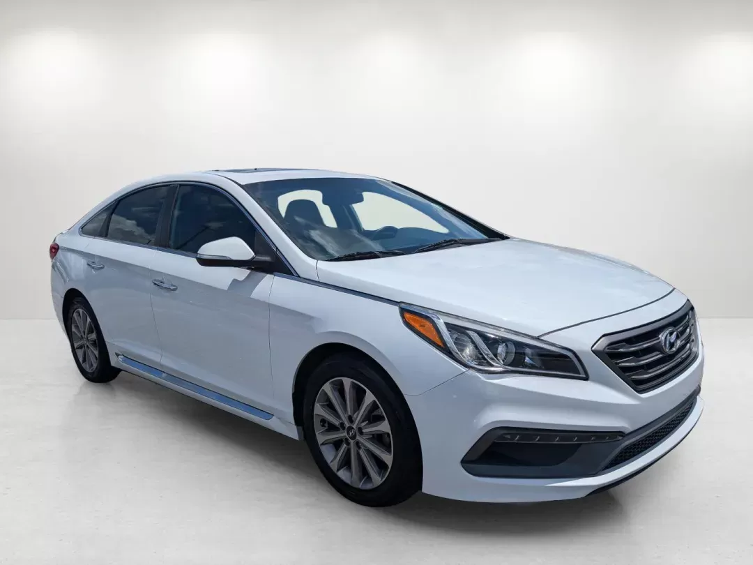 2017 /Gray Hyundai Sonata Limited (5NPE34AF0HH) with an Regular Unleaded I-4 2.4 L/144 engine, 6-Speed Automatic w/OD transmission, located at 804 22nd Ave, Phenix City, AL, 36870, (334) 297-1860, 32.484749, -85.024475 - **Discover the Perfect Blend of Style and Comfort with the 2017 Hyundai Sonata at Gils Auto**<br /> <br /> Are you searching for a reliable sedan that elevates your daily commute, provides comfort for family outings, and ensures safety without breaking the bank? Look no further than the stunning 201 - Photo#3
