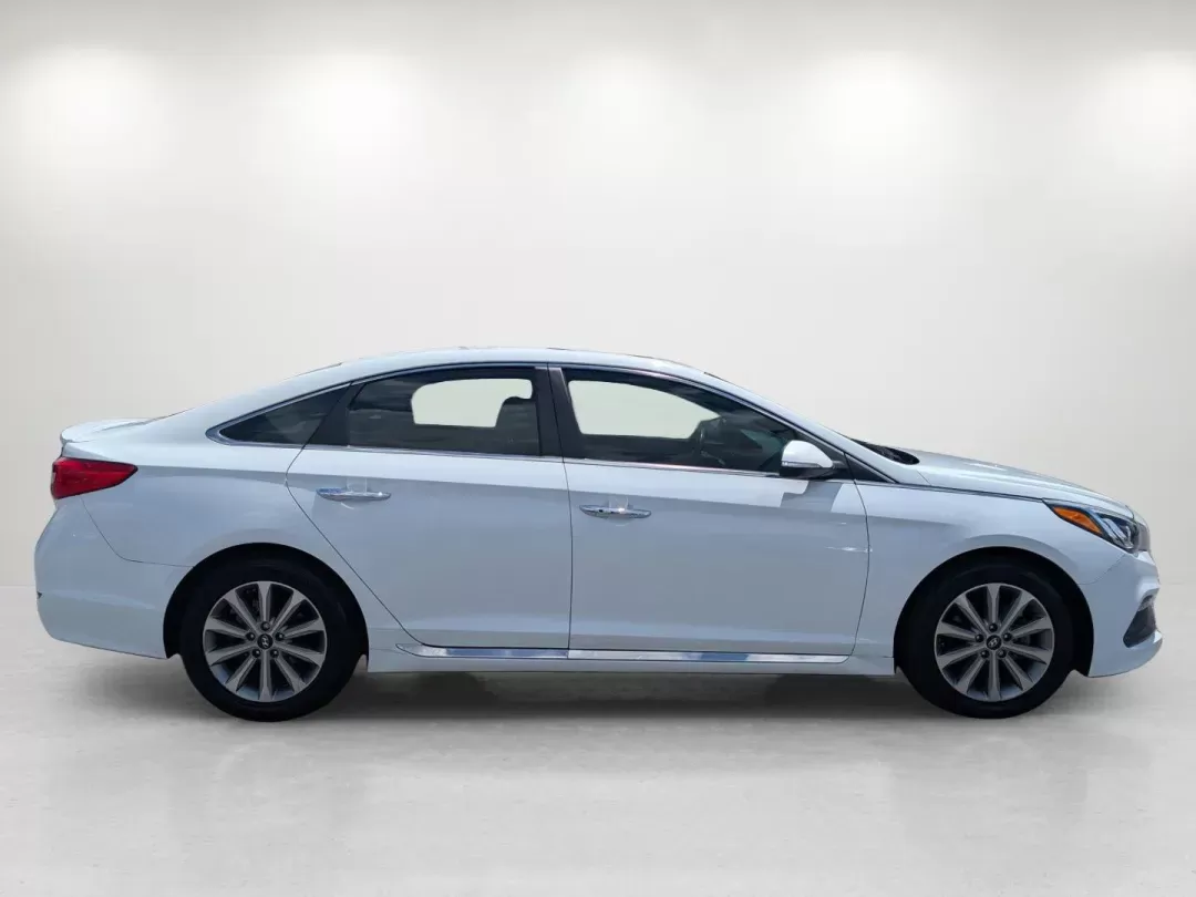 2017 /Gray Hyundai Sonata Limited (5NPE34AF0HH) with an Regular Unleaded I-4 2.4 L/144 engine, 6-Speed Automatic w/OD transmission, located at 804 22nd Ave, Phenix City, AL, 36870, (334) 297-1860, 32.484749, -85.024475 - **Discover the Perfect Blend of Style and Comfort with the 2017 Hyundai Sonata at Gils Auto**<br /> <br /> Are you searching for a reliable sedan that elevates your daily commute, provides comfort for family outings, and ensures safety without breaking the bank? Look no further than the stunning 201 - Photo#4