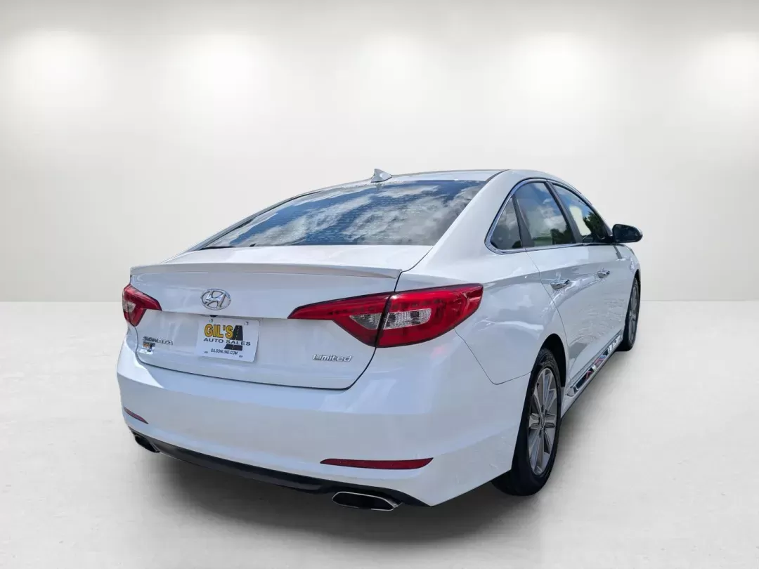 2017 /Gray Hyundai Sonata Limited (5NPE34AF0HH) with an Regular Unleaded I-4 2.4 L/144 engine, 6-Speed Automatic w/OD transmission, located at 804 22nd Ave, Phenix City, AL, 36870, (334) 297-1860, 32.484749, -85.024475 - **Discover the Perfect Blend of Style and Comfort with the 2017 Hyundai Sonata at Gils Auto**<br /> <br /> Are you searching for a reliable sedan that elevates your daily commute, provides comfort for family outings, and ensures safety without breaking the bank? Look no further than the stunning 201 - Photo#5