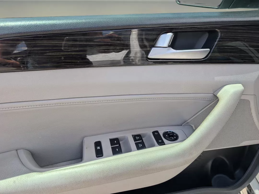 2017 /Gray Hyundai Sonata Limited (5NPE34AF0HH) with an Regular Unleaded I-4 2.4 L/144 engine, 6-Speed Automatic w/OD transmission, located at 804 22nd Ave, Phenix City, AL, 36870, (334) 297-1860, 32.484749, -85.024475 - **Discover the Perfect Blend of Style and Comfort with the 2017 Hyundai Sonata at Gils Auto**<br /> <br /> Are you searching for a reliable sedan that elevates your daily commute, provides comfort for family outings, and ensures safety without breaking the bank? Look no further than the stunning 201 - Photo#9