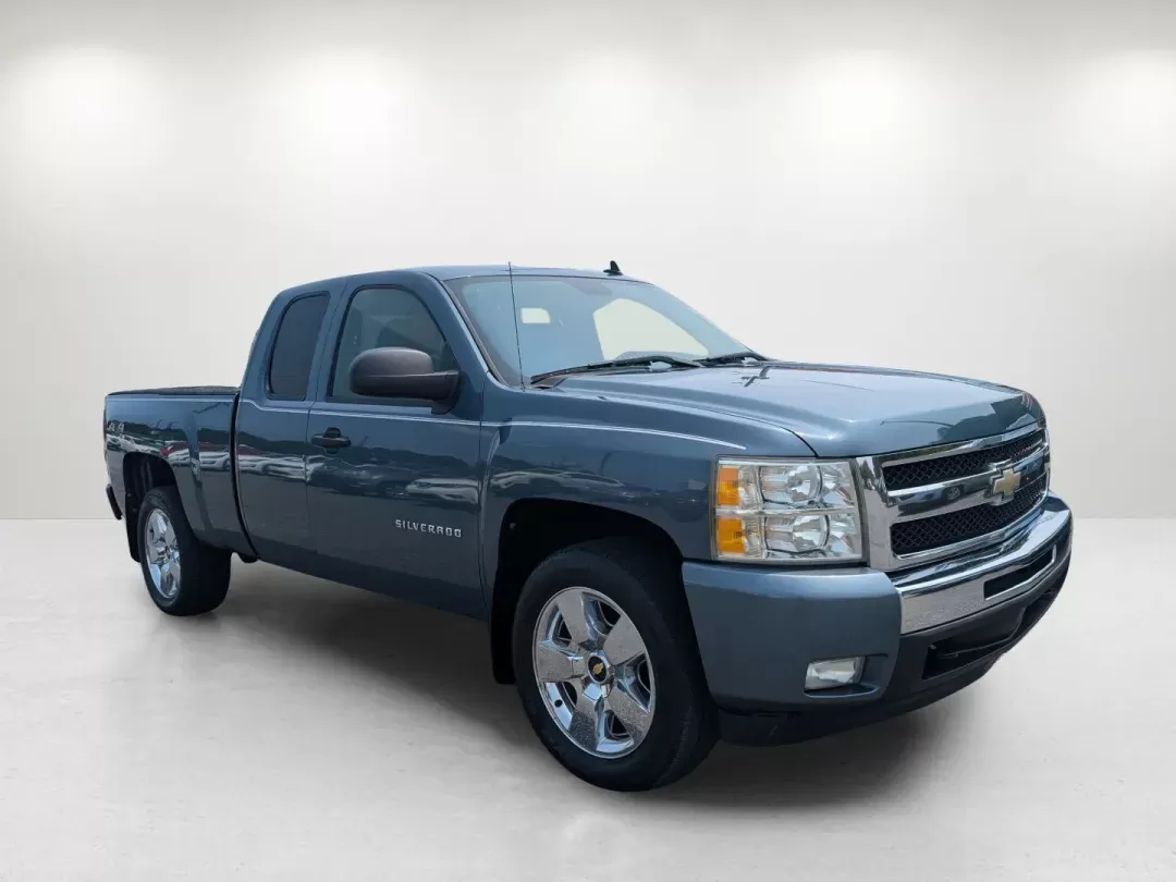 2011 /Ebony Chevrolet Silverado 1500 LT (1GCRKSE37BZ) with an Gas/Ethanol V8 5.3L/323 engine, 6-Speed Automatic transmission, located at 5115 14th Ave., Columbus, GA, 31904, (706) 323-0345, 32.511494, -84.971046 - 2011 Chevrolet Silverado 1500 LT - Photo#2