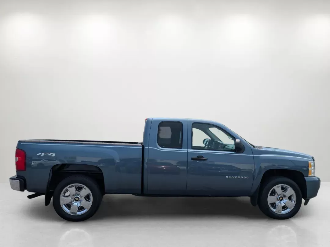 2011 /Ebony Chevrolet Silverado 1500 LT (1GCRKSE37BZ) with an Gas/Ethanol V8 5.3L/323 engine, 6-Speed Automatic transmission, located at 5115 14th Ave., Columbus, GA, 31904, (706) 323-0345, 32.511494, -84.971046 - 2011 Chevrolet Silverado 1500 LT - Photo#3
