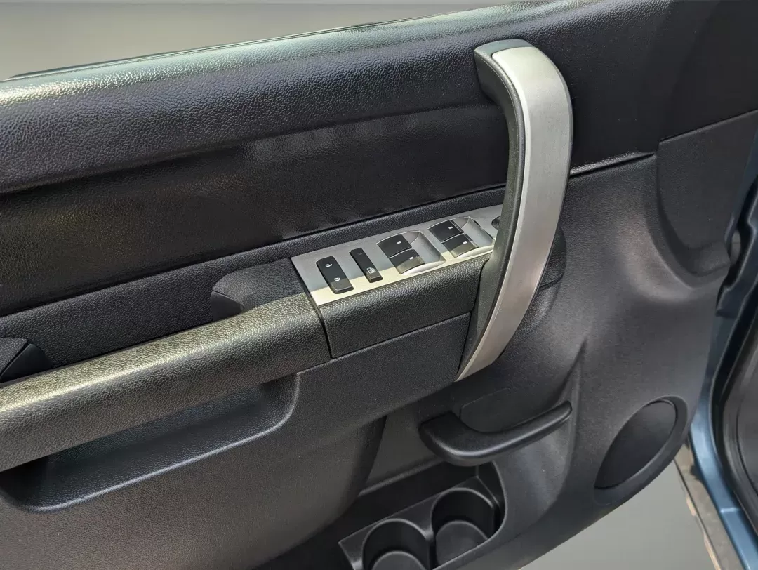 2011 /Ebony Chevrolet Silverado 1500 LT (1GCRKSE37BZ) with an Gas/Ethanol V8 5.3L/323 engine, 6-Speed Automatic transmission, located at 5115 14th Ave., Columbus, GA, 31904, (706) 323-0345, 32.511494, -84.971046 - 2011 Chevrolet Silverado 1500 LT - Photo#8