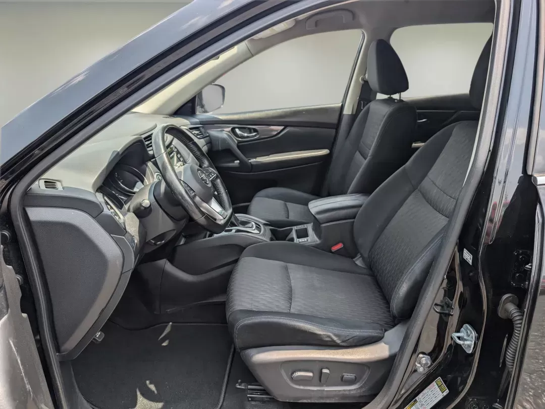 2017 /Charcoal Nissan Rogue SV (JN8AT2MV9HW) with an Regular Unleaded I-4 2.5 L/152 engine, 1-Speed CVT w/OD transmission, located at 804 22nd Ave, Phenix City, AL, 36870, (334) 297-1860, 32.484749, -85.024475 - 2017 Nissan Rogue SV - Photo#9