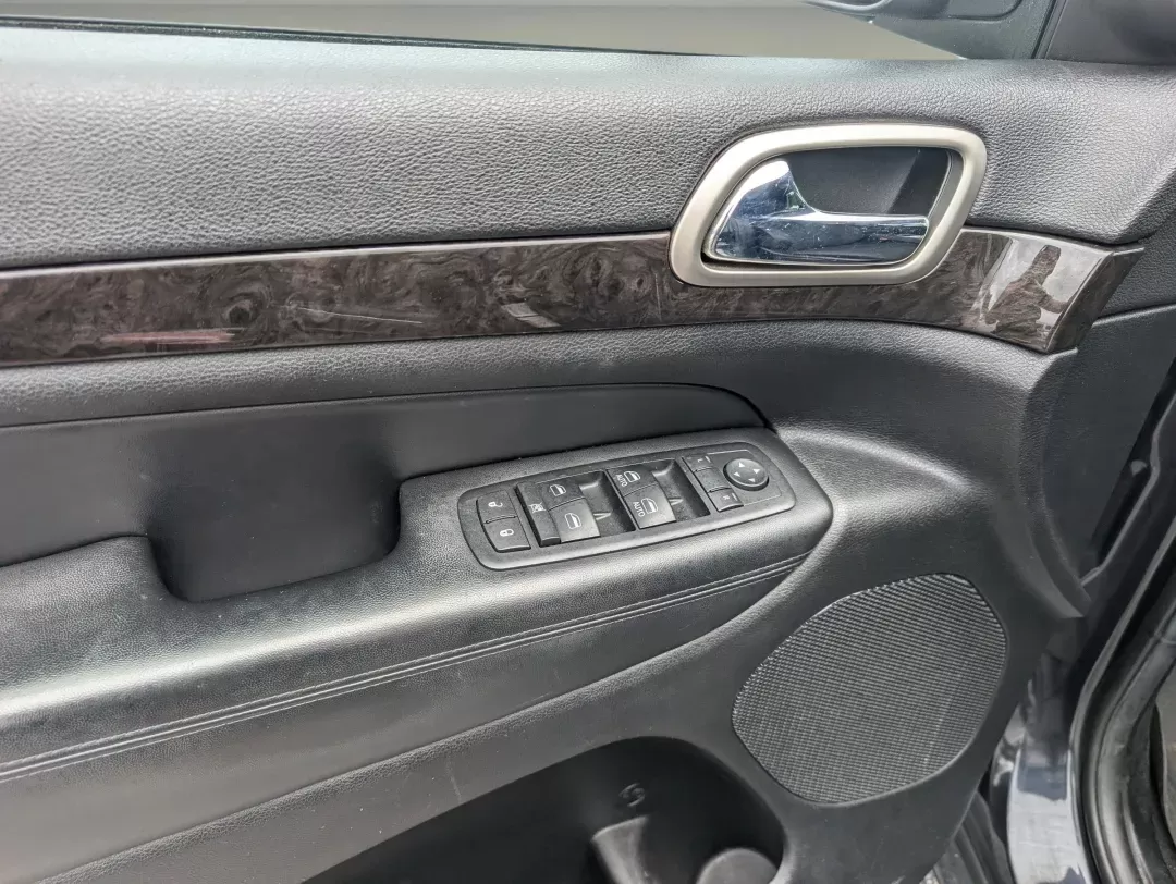 2013 /Black Jeep Grand Cherokee Laredo (1C4RJFAG6DC) with an Gas/Ethanol V6 3.6L/220 engine, 5-Speed Automatic transmission, located at 3959 U.S. 80 W, Phenix City, AL, 36870, (334) 297-4885, 32.469296, -85.135185 - 2013 Jeep Grand Cherokee Laredo - Photo#9