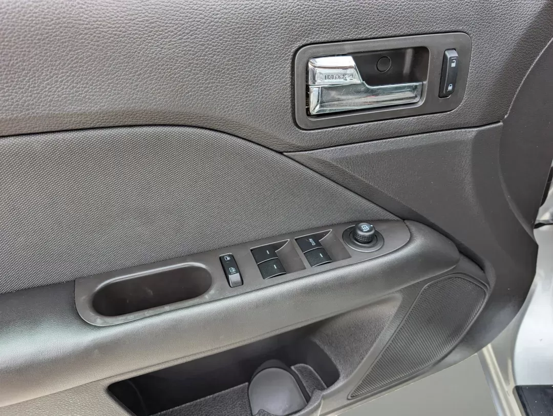 2010 Ford Fusion SE (3FAHP0HA6AR) with an Gas I4 2.5L/152 engine, located at 3959 U.S. 80 W, Phenix City, AL, 36870, (334) 297-4885, 32.469296, -85.135185 - 2010 Ford Fusion SE - Photo#9
