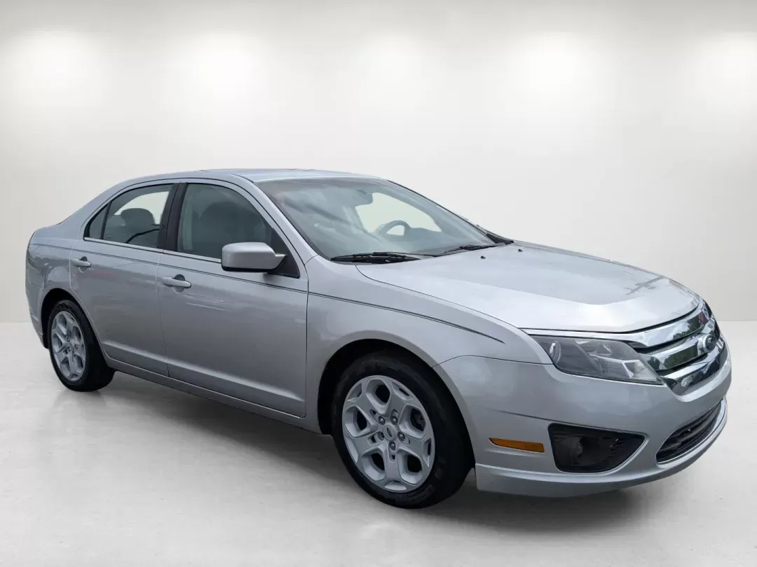 2010 Ford Fusion SE (3FAHP0HA6AR) with an Gas I4 2.5L/152 engine, located at 1430 Gateway Drive, Opelika, AL, 36801, (334) 239-0944, 32.637871, -85.409790 - 2010 Ford Fusion SE - Photo#2