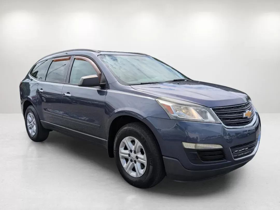 2014 /Dk Titanium/Lt Titanium Chevrolet Traverse LS (1GNKRFED6EJ) with an Gas V6 3.6L/217 engine, 6-Speed Automatic transmission, located at 1430 Gateway Drive, Opelika, AL, 36801, (334) 239-0944, 32.637871, -85.409790 - 2014 Chevrolet Traverse LS - Photo#2