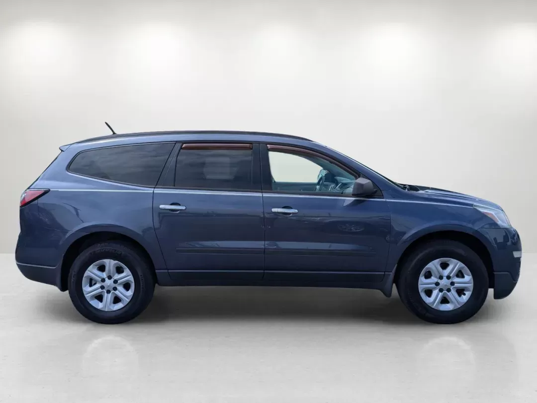 2014 /Dk Titanium/Lt Titanium Chevrolet Traverse LS (1GNKRFED6EJ) with an Gas V6 3.6L/217 engine, 6-Speed Automatic transmission, located at 1430 Gateway Drive, Opelika, AL, 36801, (334) 239-0944, 32.637871, -85.409790 - 2014 Chevrolet Traverse LS - Photo#3