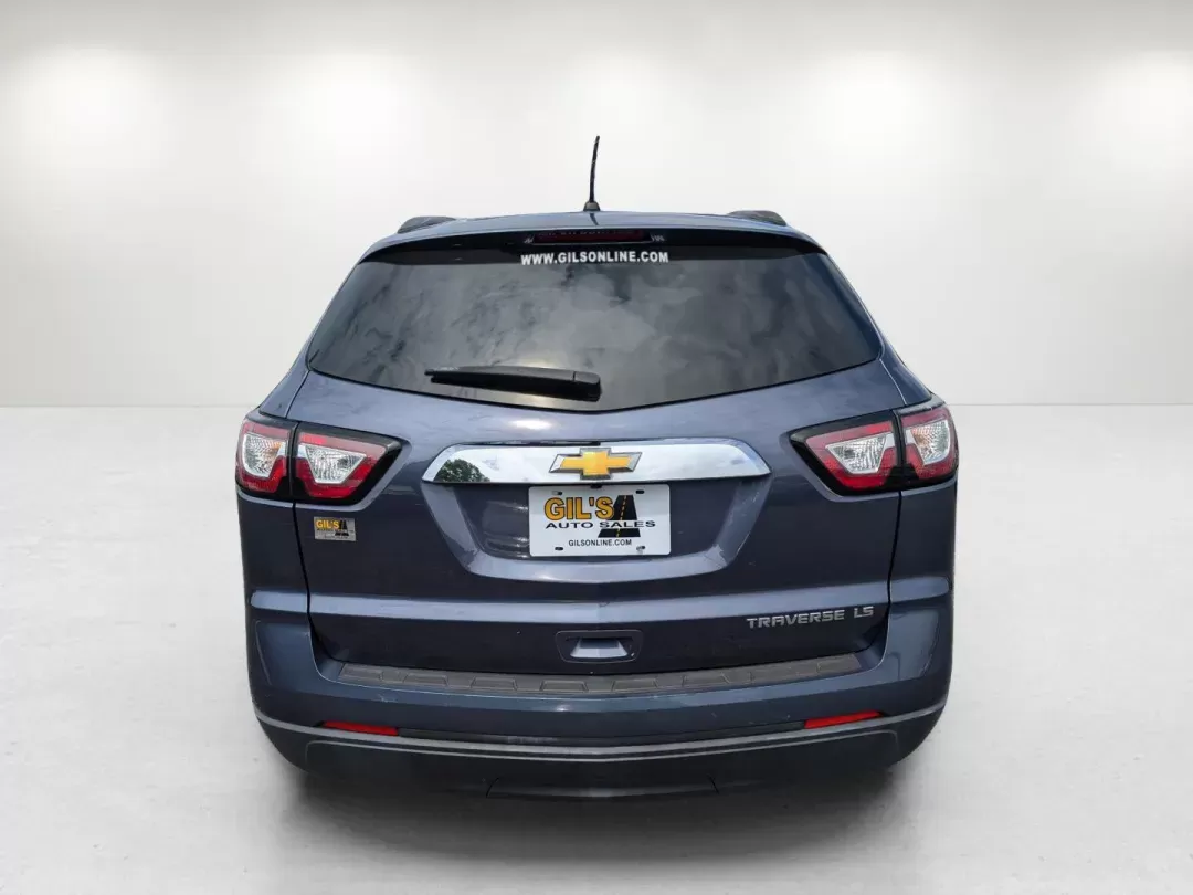2014 /Dk Titanium/Lt Titanium Chevrolet Traverse LS (1GNKRFED6EJ) with an Gas V6 3.6L/217 engine, 6-Speed Automatic transmission, located at 1430 Gateway Drive, Opelika, AL, 36801, (334) 239-0944, 32.637871, -85.409790 - 2014 Chevrolet Traverse LS - Photo#5