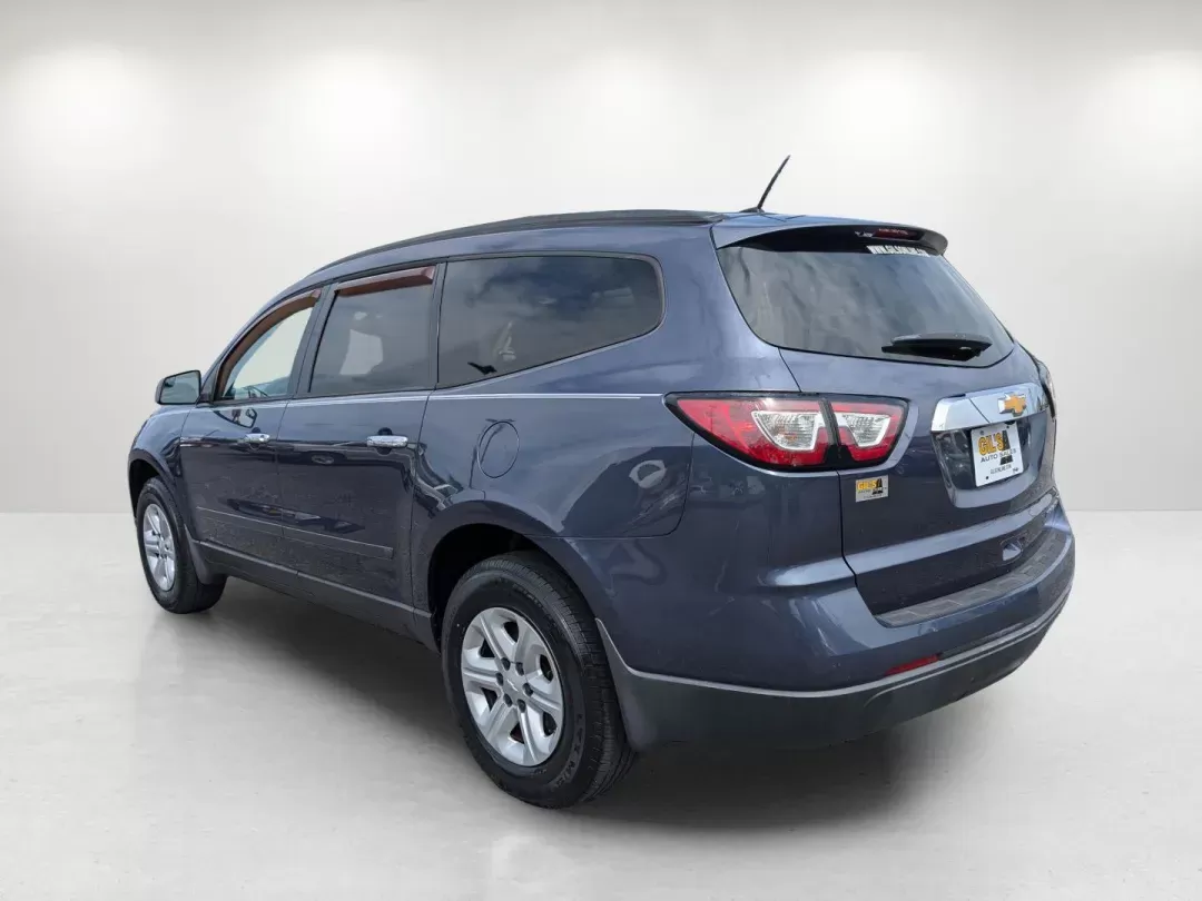 2014 /Dk Titanium/Lt Titanium Chevrolet Traverse LS (1GNKRFED6EJ) with an Gas V6 3.6L/217 engine, 6-Speed Automatic transmission, located at 1430 Gateway Drive, Opelika, AL, 36801, (334) 239-0944, 32.637871, -85.409790 - 2014 Chevrolet Traverse LS - Photo#6