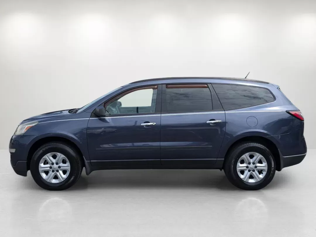 2014 /Dk Titanium/Lt Titanium Chevrolet Traverse LS (1GNKRFED6EJ) with an Gas V6 3.6L/217 engine, 6-Speed Automatic transmission, located at 1430 Gateway Drive, Opelika, AL, 36801, (334) 239-0944, 32.637871, -85.409790 - 2014 Chevrolet Traverse LS - Photo#7