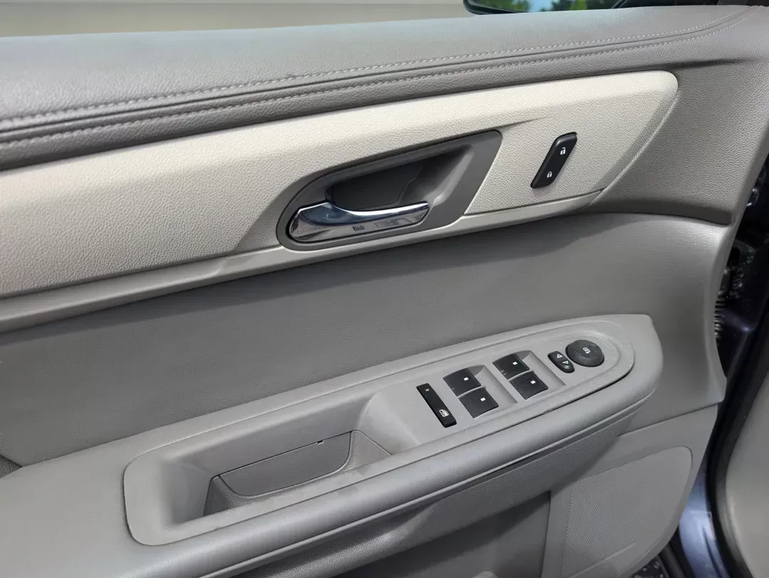 2014 /Dk Titanium/Lt Titanium Chevrolet Traverse LS (1GNKRFED6EJ) with an Gas V6 3.6L/217 engine, 6-Speed Automatic transmission, located at 1430 Gateway Drive, Opelika, AL, 36801, (334) 239-0944, 32.637871, -85.409790 - 2014 Chevrolet Traverse LS - Photo#8