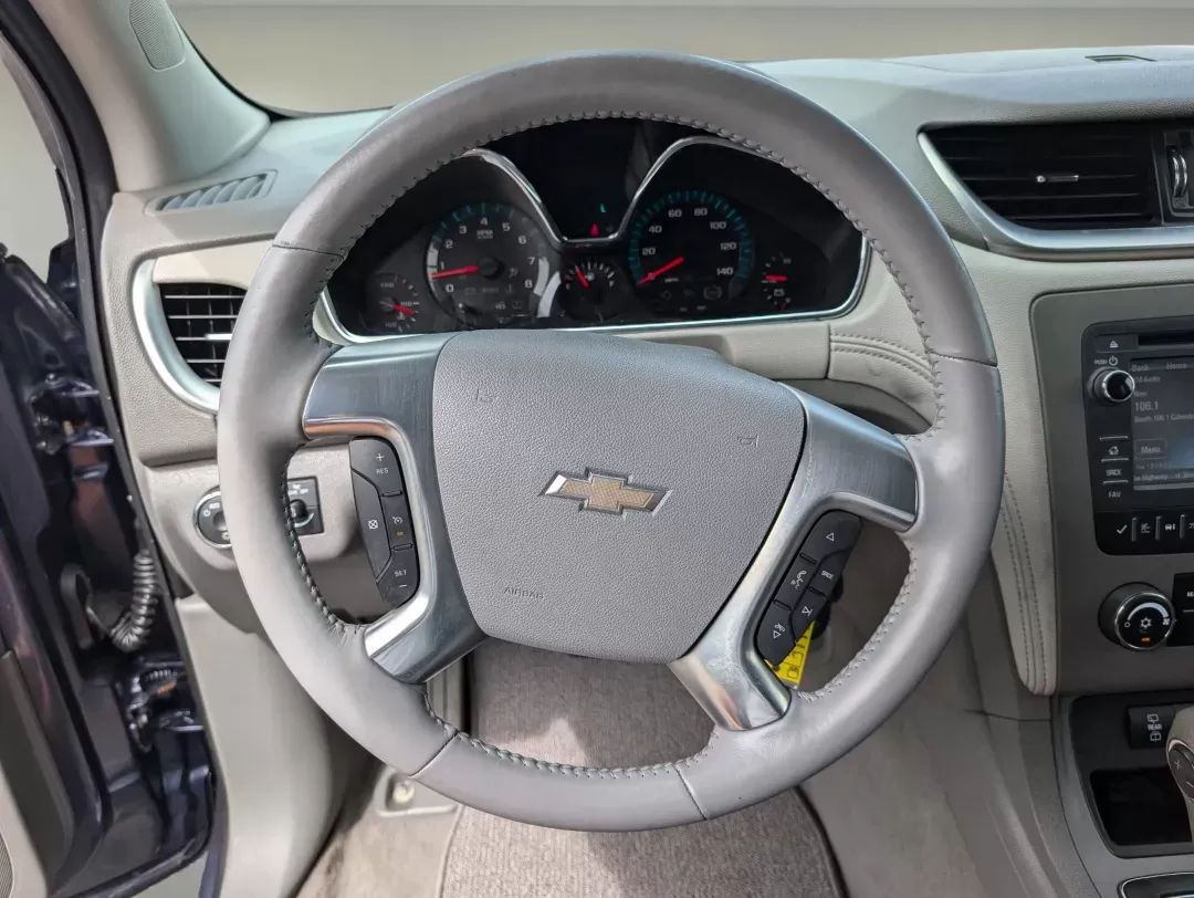 2014 /Dk Titanium/Lt Titanium Chevrolet Traverse LS (1GNKRFED6EJ) with an Gas V6 3.6L/217 engine, 6-Speed Automatic transmission, located at 1430 Gateway Drive, Opelika, AL, 36801, (334) 239-0944, 32.637871, -85.409790 - 2014 Chevrolet Traverse LS - Photo#15