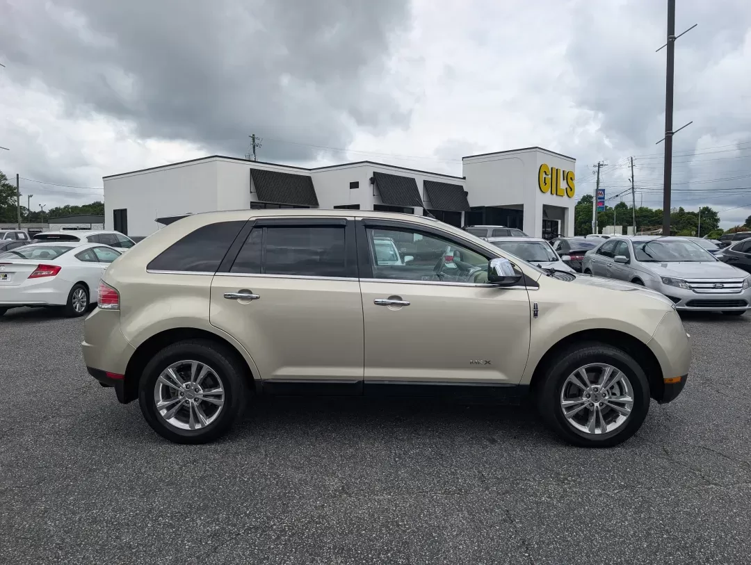 2010 Lincoln MKX (2LMDJ6JC4AB) with an Gas V6 3.5L/213 engine, 6-Speed w/OD Automatic transmission, located at 3959 U.S. 80 W, Phenix City, AL, 36870, (334) 297-4885, 32.469296, -85.135185 - 2010 Lincoln MKX - Photo#3