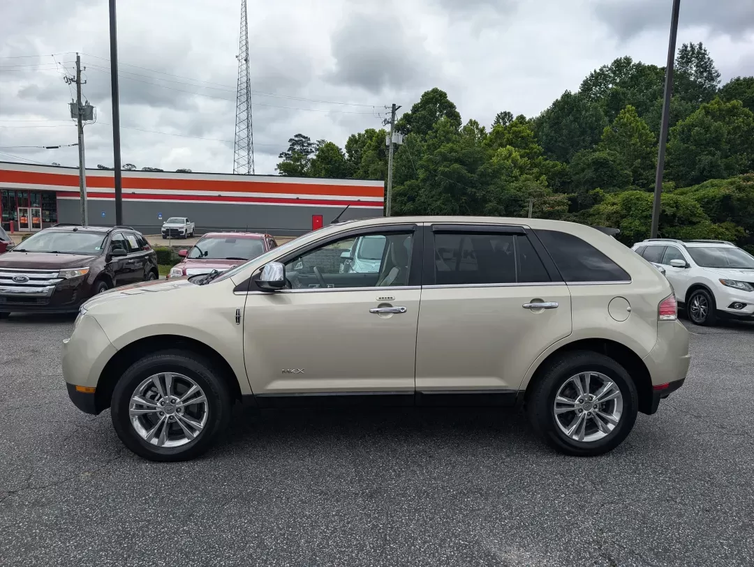 2010 Lincoln MKX (2LMDJ6JC4AB) with an Gas V6 3.5L/213 engine, 6-Speed w/OD Automatic transmission, located at 3959 U.S. 80 W, Phenix City, AL, 36870, (334) 297-4885, 32.469296, -85.135185 - 2010 Lincoln MKX - Photo#7