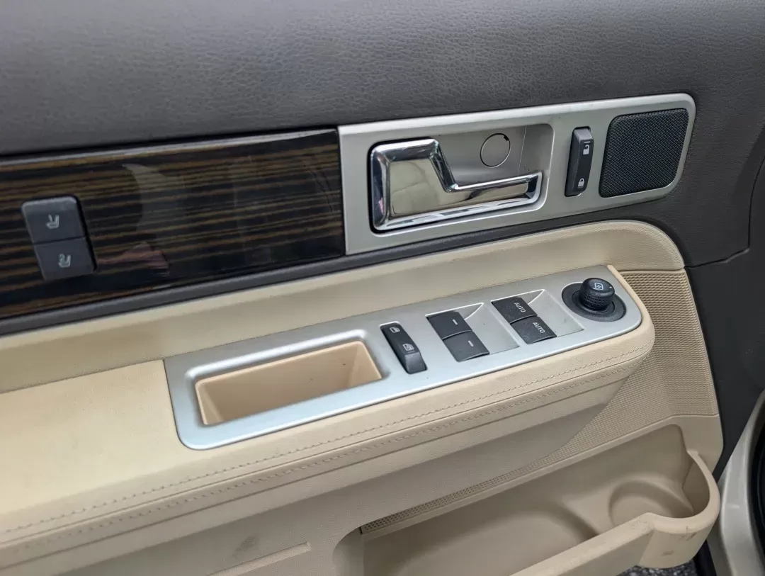 2010 Lincoln MKX (2LMDJ6JC4AB) with an Gas V6 3.5L/213 engine, 6-Speed w/OD Automatic transmission, located at 3959 U.S. 80 W, Phenix City, AL, 36870, (334) 297-4885, 32.469296, -85.135185 - 2010 Lincoln MKX - Photo#8