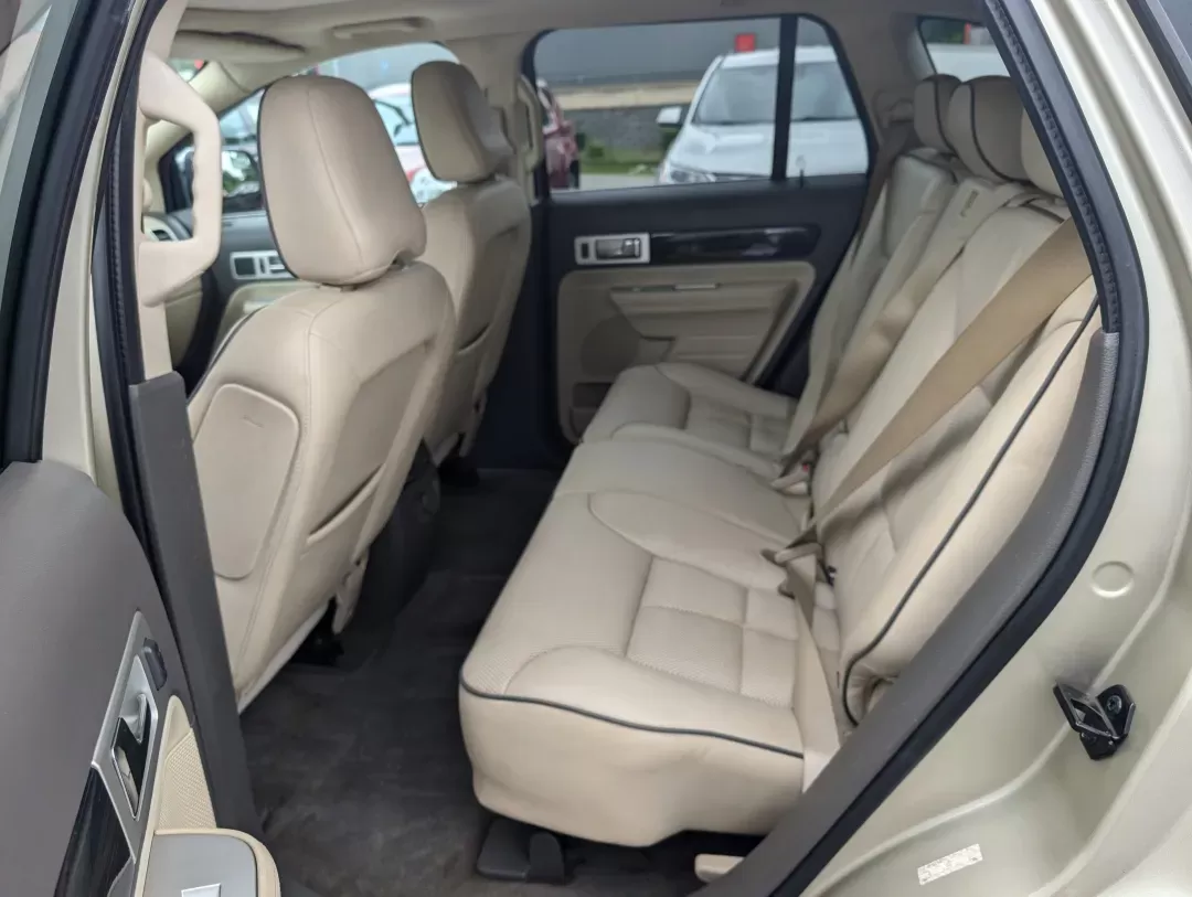 2010 Lincoln MKX (2LMDJ6JC4AB) with an Gas V6 3.5L/213 engine, 6-Speed w/OD Automatic transmission, located at 3959 U.S. 80 W, Phenix City, AL, 36870, (334) 297-4885, 32.469296, -85.135185 - 2010 Lincoln MKX - Photo#10