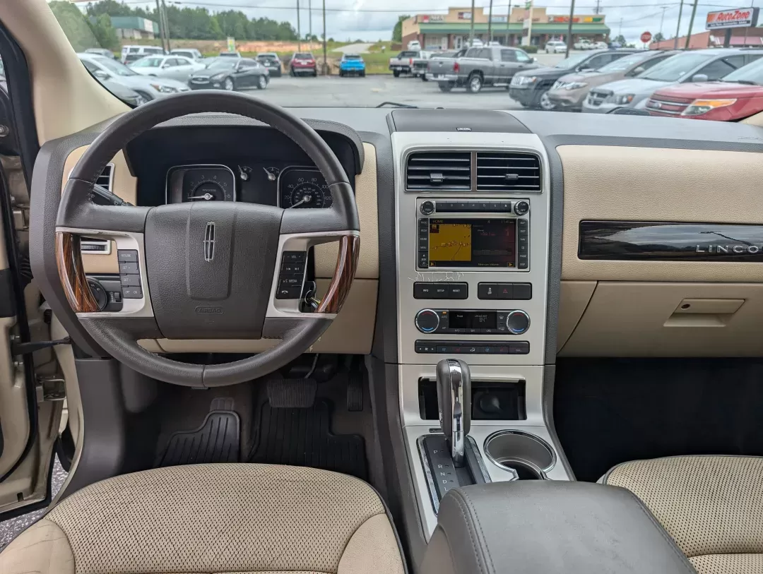 2010 Lincoln MKX (2LMDJ6JC4AB) with an Gas V6 3.5L/213 engine, 6-Speed w/OD Automatic transmission, located at 3959 U.S. 80 W, Phenix City, AL, 36870, (334) 297-4885, 32.469296, -85.135185 - 2010 Lincoln MKX - Photo#11